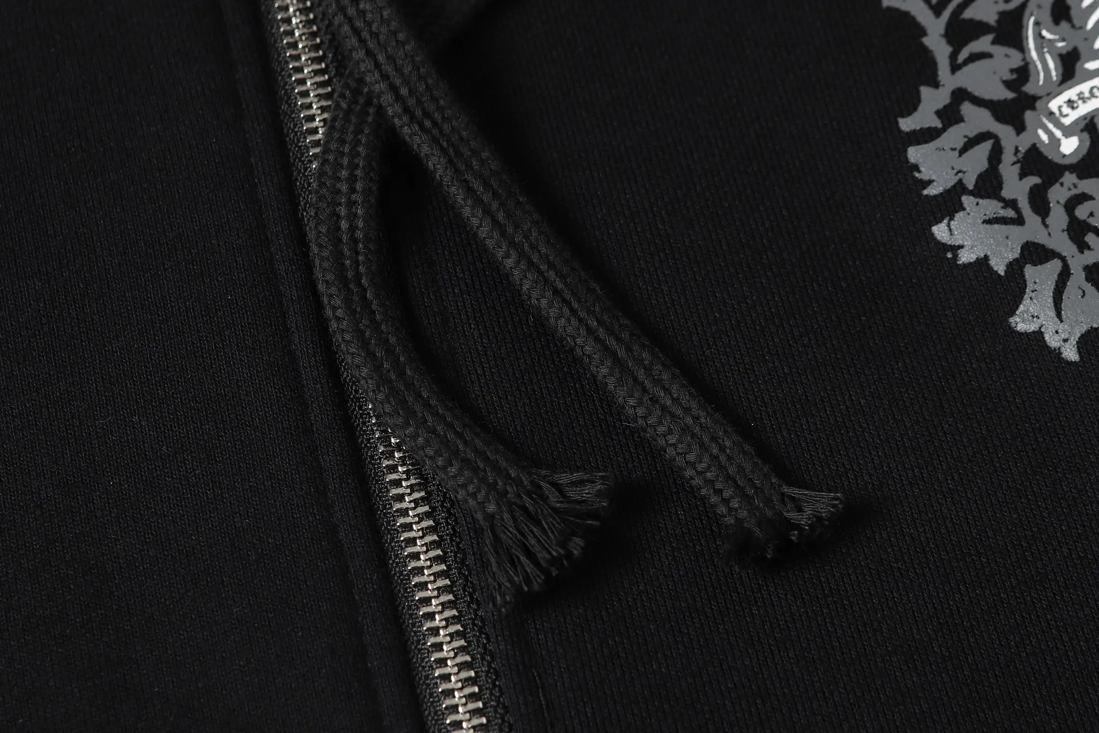 P250 K01 cross-border model, please do not place an order if you pursue quality - Chrome Hearts/Chrome Hearts Big Sword🗡️ Printed zipper sweatshirt cardigan jacket - High weight, high density and high quality. The wool is soft, delicate and skin-friendly. Soft and silky to the touch. Warmth and skin-friendly. - Custom-woven and dyed with no color difference. No matter the fabric or workmanship details, it beats the ordinary version on the market. - Hardware zipper accessories are all customized, full of details - Color: black -Size: S M L XL